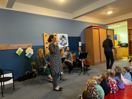 Přijel k nám orchestr z Karlových Varů , aby nás seznámil s hudebními nástroji a povyprávěl příběh o Antonínu Dvořákovi.